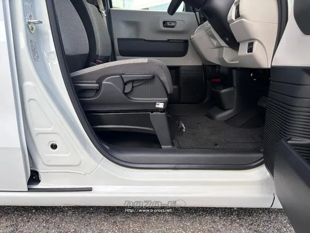 レンタアップ車徹底売り尽くしセール!ナビ・ETC・バックカメラ付で装備充実。愛車の買取査定、委託販売なども行ってます〜♪中古車買うなら西崎総合運動公園向かいのネクサスレンタカーへ。 ホンダ N-BOX