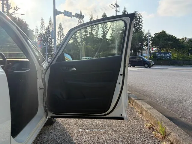 レンタアップ車徹底売り尽くしセール!ナビ・ETC・バックカメラ付で装備充実。愛車の買取査定、委託販売なども行ってます〜♪中古車買うなら西崎総合運動公園向かいのネクサスレンタカーへ。 ホンダ フィット