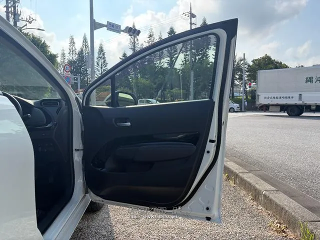 レンタアップ車徹底売り尽くしセール!ナビ・ETC・バックカメラ付で装備充実。愛車の買取査定、委託販売なども行ってます〜♪中古車買うなら西崎総合運動公園向かいのネクサスレンタカーへ。 トヨタ アクア