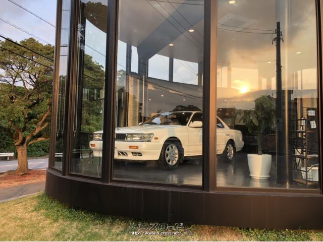 前面ガラス張りの店舗が目印です。 日産 ローレル