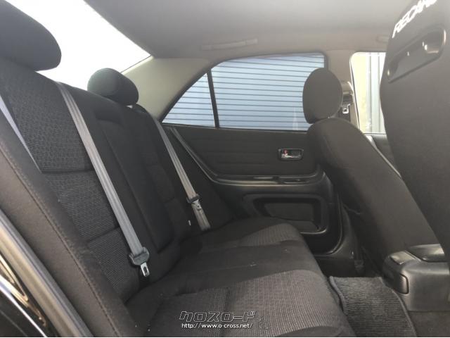 後部座席もゆったり十分なスペースが確保されており、同乗者も長距離ドライブに最適です。 トヨタ アルテッツァ