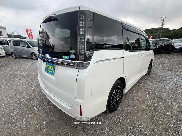 当店では人気の車種を多数取り揃えております♪是非ともご来店ください♪ トヨタ ヴォクシー