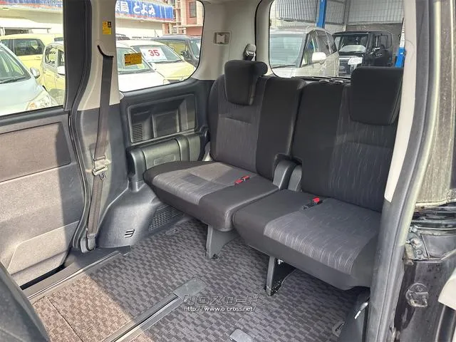 『TOTAL CAR SHOP FEEL』はナビ・オーディオも販売しております。 お気に入りの一台を見つけて下さい! ☆★☆詳細は『FEEL』の元気なスタッフまで →0078-6042-5806☆★☆ トヨタ ヴォクシー
