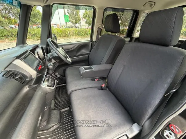 ベンチシートで運転席から助手席にも楽々移動できます! ホンダ N-BOX