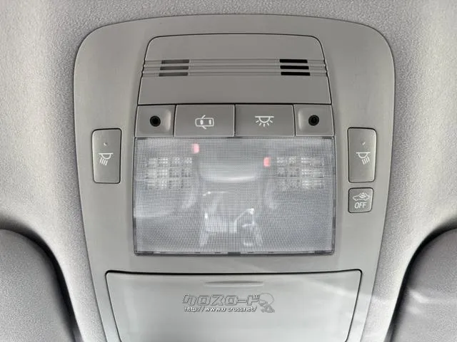 今までの中古車売買は市場に出回る中で、いくつもの業者や輸送費がかかっていて、購入時に大きなコストが上乗せされていました。MOTA DIRECTはそんな中間コストを大幅に削減。だから安く販売! トヨタ クラウンハイブリッド