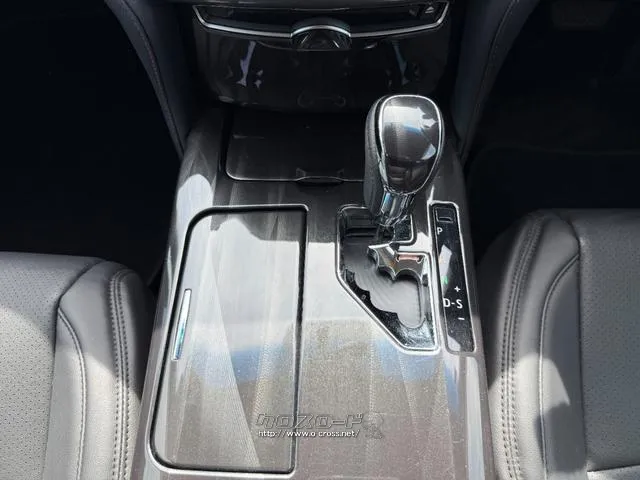 今までの中古車売買は市場に出回る中で、いくつもの業者や輸送費がかかっていて、購入時に大きなコストが上乗せされていました。MOTA DIRECTはそんな中間コストを大幅に削減。だから安く販売! トヨタ クラウンハイブリッド