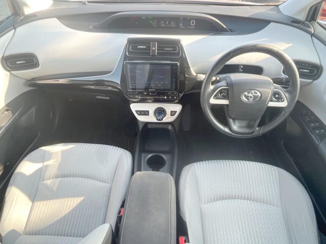 トヨタ プリウス