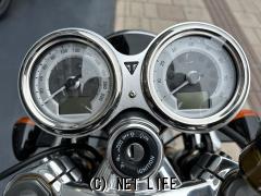 トライアンフ スラクストン