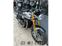 トライアンフ スラクストン