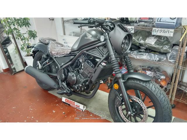 フロントフォークのアングル角にもこだわり、迫力のあるファットなフロントホイールまわりと癖のないハンドリングを両立している。 ホンダ レブル