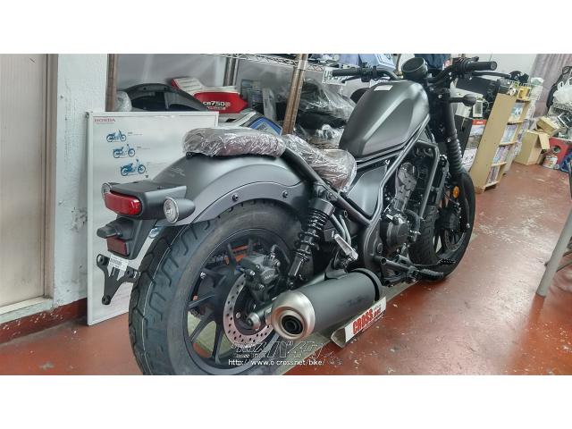 ホイールベースを1,490mmとすることで、最適なサイズ感と扱いやすさを実現。690mmの低シート高とミドルポジションのステップ位置により、見て見られ、様になるライディングポジションに ホンダ レブル