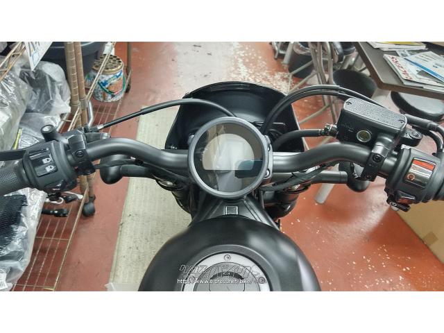 クラッチレバーの操作荷重を軽減するとともに急激なエンジンブレーキによる後輪ホッピングを軽減する、アシスト&スリッパー®クラッチを採用。さらに、握りやすさを追求したクラッチレバーを採用したことで、快適な操作性や減速時の安心感を向上。ストップ&ゴーの多い渋滞路やロングツーリングでの疲労軽減にも寄与している。 ホンダ レブル