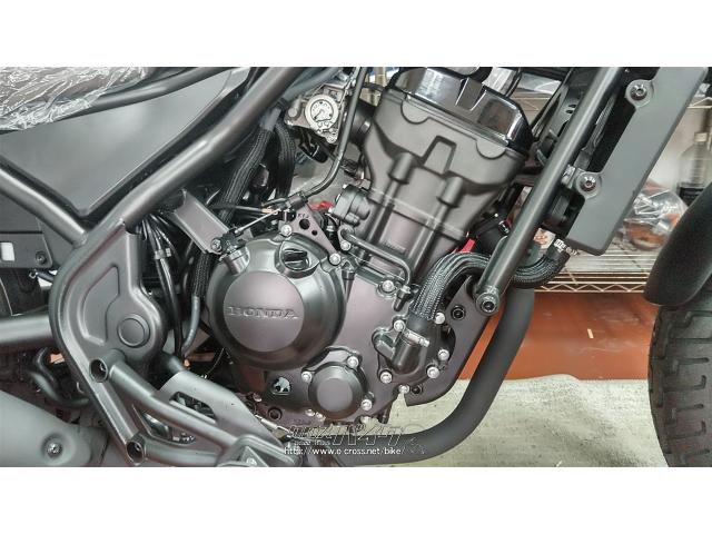 小気味よい鼓動感が味わえる水冷4ストロークDOHC4バルブ単気筒250ccエンジンは、低回転域からトルクフルで、高回転域までスムーズに吹き上がるエンジンフィールを実現。 ホンダ レブル