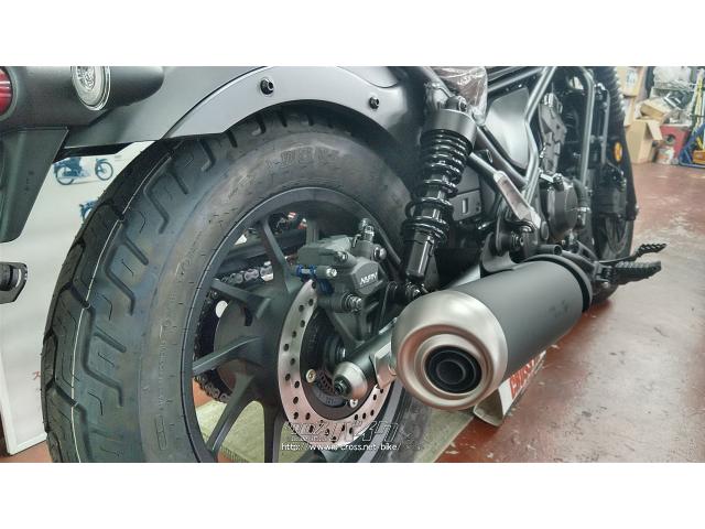 スタイリングにシンクロするエンジンのメカニカル音により、アイドリングでの佇まいまでもCOOLに表現する。ブラック塗装のシンプルなマフラー音から放たれる、パルス感を重視して徹底的にチューニングされた排気音も、よりRebelらしさを表現。 ホンダ レブル