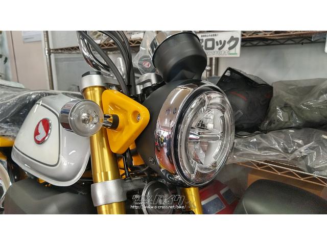 ラウンド形状のコンパクトなヘッドライトにはLEDを採用。ロービーム/ハイビームを囲むようポジションランプを配置したデザインが、愛嬌のある表情に凛とした個性を感じさせます。 ホンダ モンキー