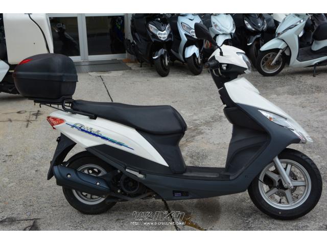 広々とした足元スペースとシート。まずはまたがってみてください♪ スズキ アドレス125