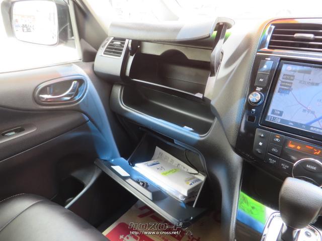 助手席前の収納も豊富。 日産 セレナ