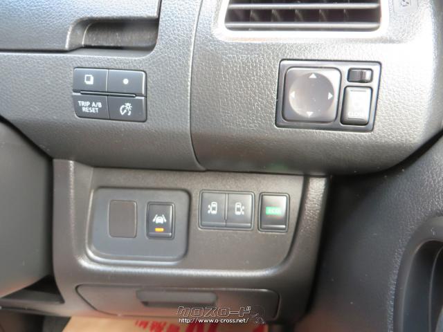 運転席右側より、レーダーブレーキサポート各種、斜線離脱警報、衝突回避軽減システム、両側パワースライドドア、アイドリングストップ、その他各種スイッチ類。 日産 セレナ