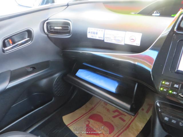 助手席前の収納も豊富。 トヨタ プリウス