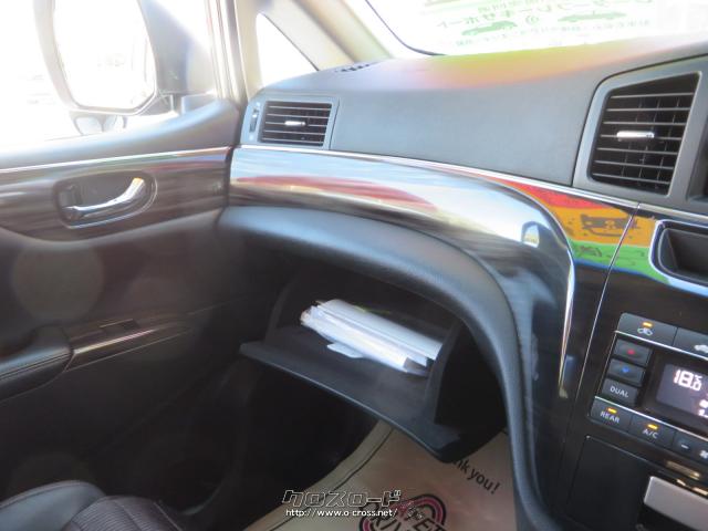 助手席前の収納も豊富。 日産 エルグランド