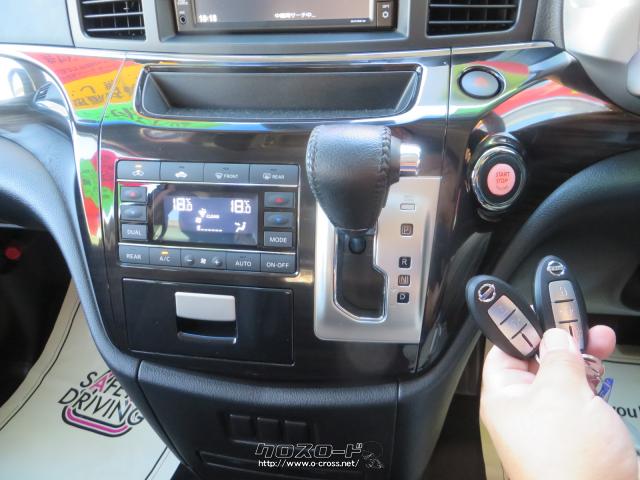 操作性・見た目もGOOD!なオートエアコン、ハンドルの位置に近く便利なインパネATシフトまわり、ATシフト横にはエンジン・プッシュスタート!スマートキー×2。 日産 エルグランド