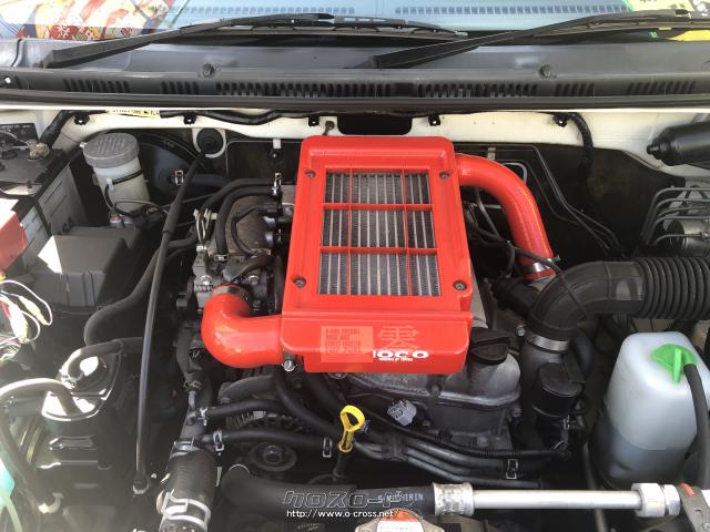 見て下さい!綺麗にきっちり整備されたエンジンルーム!比嘉自動車は本土より厳選した良質な中古車のみを仕入れ販売しています! スズキ ジムニー