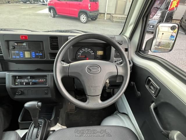 足元にもゆとりがあり、体が大きい人でも余裕をもって運転することが出来ます。 ダイハツ ハイゼットトラック