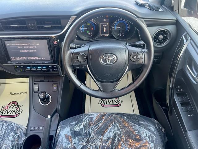 メーターも大きめで見やすい、また程よい太さの革巻きステアリングの握り心地も良いです。 トヨタ オーリス