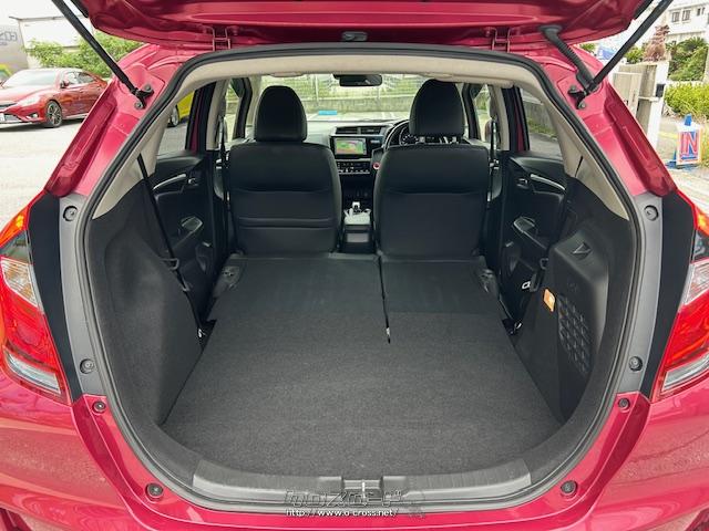 後席シートを倒せば荷室も広々使えます ホンダ フィットハイブリッド
