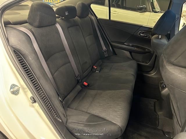 後部座席は足元、頭上とも広く快適です。 ホンダ アコードハイブリッド