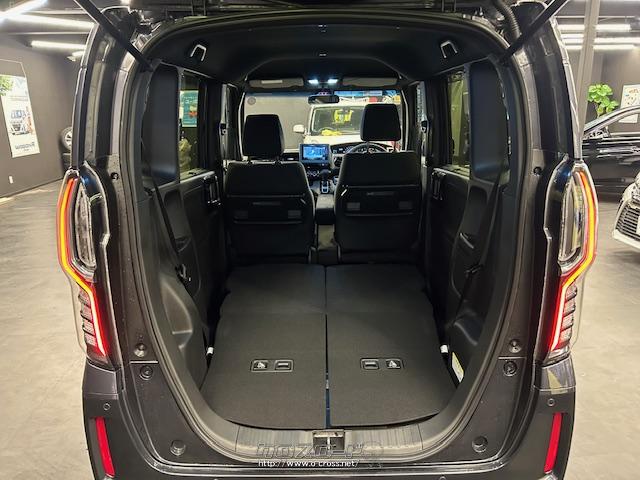 後部座席を倒すと更に広いスペースがうまれます。 ホンダ N-BOX