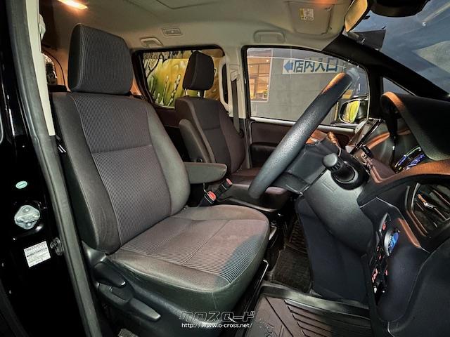 座高調整ができますので様々な方に運転しやすい設計。 トヨタ ヴォクシー