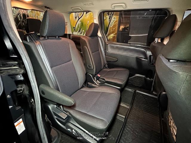 後部座席は足元、頭上とも広く快適です。 トヨタ ヴォクシー