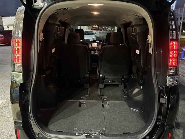 3列目はワンタッチで跳ね上げやロックもできるため、女性でも楽々シート調整できるのも特徴です。 トヨタ ヴォクシー