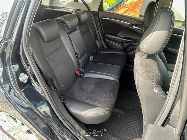後部座席は足元、頭上とも広く快適です。 ホンダ シャトル