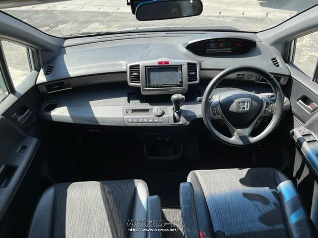 運転しやすい作りとなっております。ぜひ試乗してみてはいかがでしょうか。シートも合皮革のハーフレザーで高級感ございます。 ホンダ フリードスパイクハイブリッド