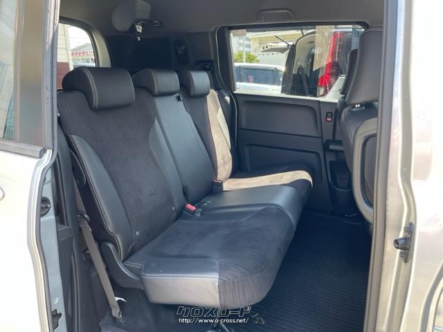 二列目シートは足元、頭上の広さ申し分ないスペースがございます。 ホンダ フリードスパイクハイブリッド