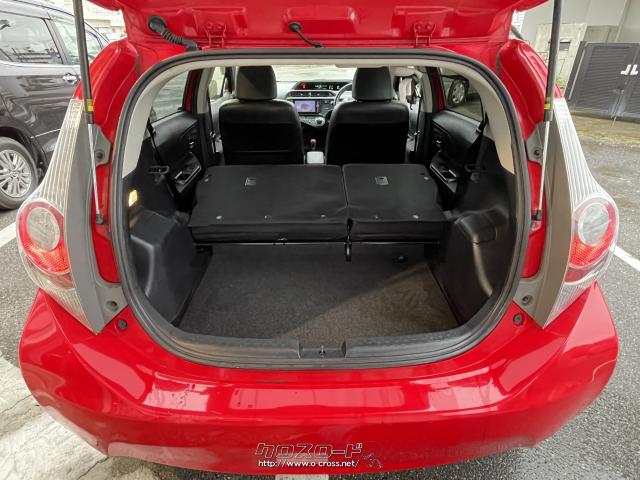 シートを倒せば広い荷台スペースを確保できます。 トヨタ アクア