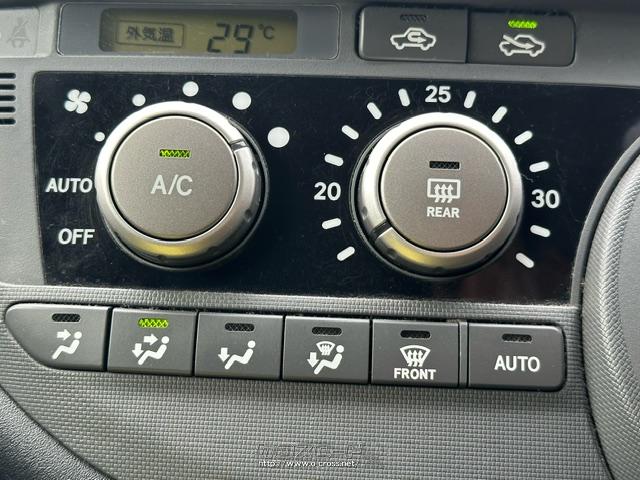 オートエアコン付きで夏でも低燃費走行が可能です。 トヨタ シエンタ