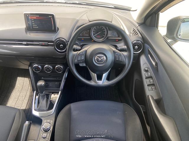 インテリアには、サテンクローム、光沢カラーパネル、カーボン調シボ、レザー、ステッチなどを採用 マツダ デミオ