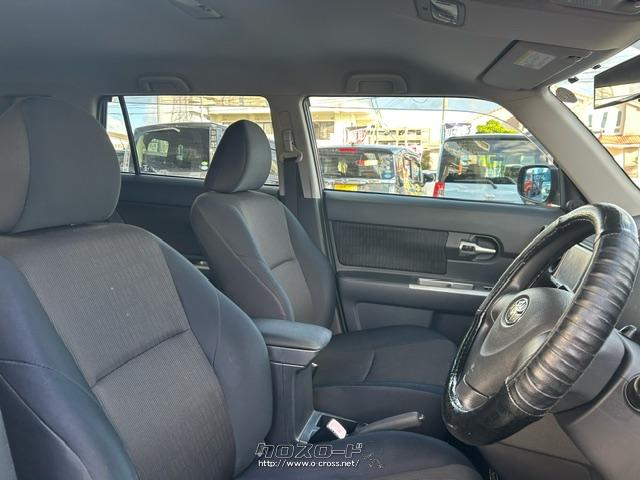 高輝度シルバー塗装を施したインパネセンタークラスターや、ピアノブラック塗装のシフトパネルなどを採用 トヨタ カローラルミオン