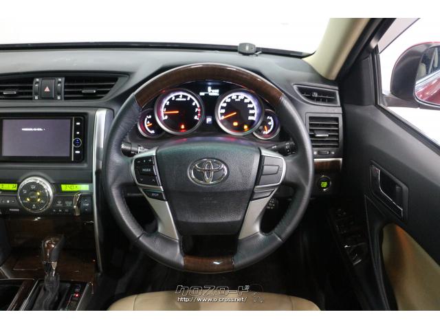 グリップを太めにし、握り心地を向上させた本革巻きステアリングホイールと、ブーツ式のシフトレバーを採用し、スポーティさを強調している トヨタ マークX