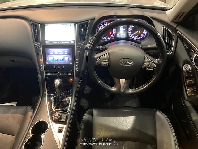 内装は黒に統一しており高級感を演出 日産 スカイライン