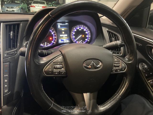 革巻きステアリングで高級感を演出 日産 スカイライン