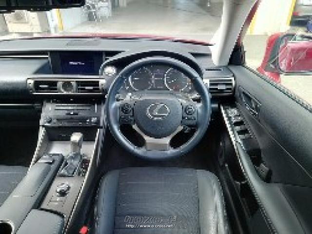 内装は黒を基調しており高級感を演出 レクサス IS