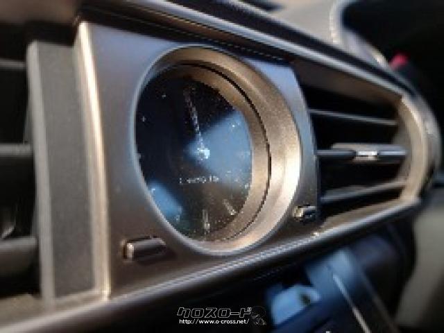 インパネには時計がありラグジュアリーな車内を演出 レクサス IS