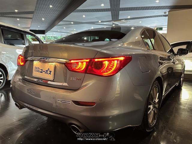 70km/h以上での高速走行時に車線(白線)に対する車両の向きをカメラが検知し、タイヤの角度と操舵反力を微調整する技術「アクティブレーンコントロール」により、高速走行時の直進性はさらに向上。 日産 スカイライン