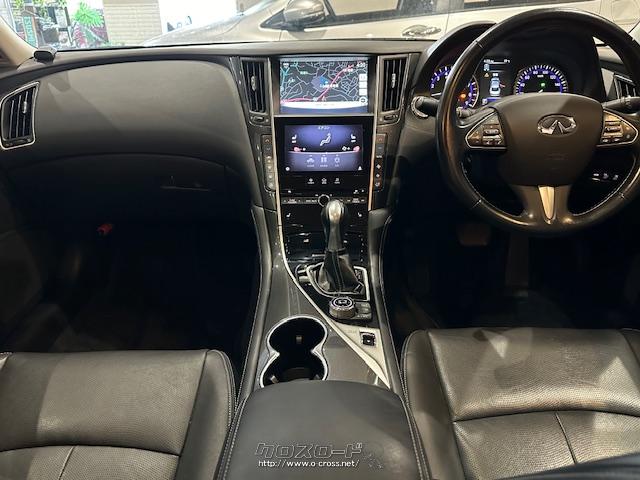 インテリアは運転席にドライビングに集中できる高い機能性と高揚感を、助手席と後席にはゆとりの空間と上質な快適さをそれぞれ提供。 日産 スカイライン