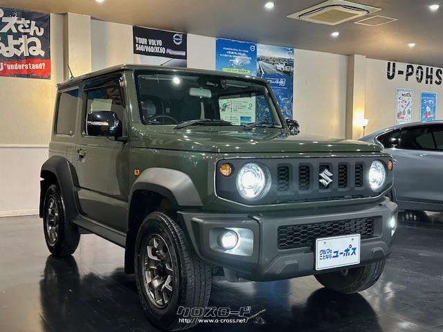 面の剛性を高める造形、降雪時に雪がたまりにくい凹凸が少ないボディ形状、丸型ヘッドランプ、5スロットグリル、クラムシェルボンネットフード、オーバーフェンダーとサイドアンダーガーニッシュを装備 スズキ ジムニーシエラ