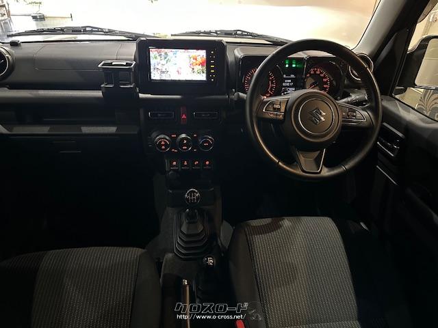 水平基調で力強い基本骨格のインストルメントパネルや、ドアミラー付近の視界を拡大する形状のベルトラインを採用 スズキ ジムニーシエラ